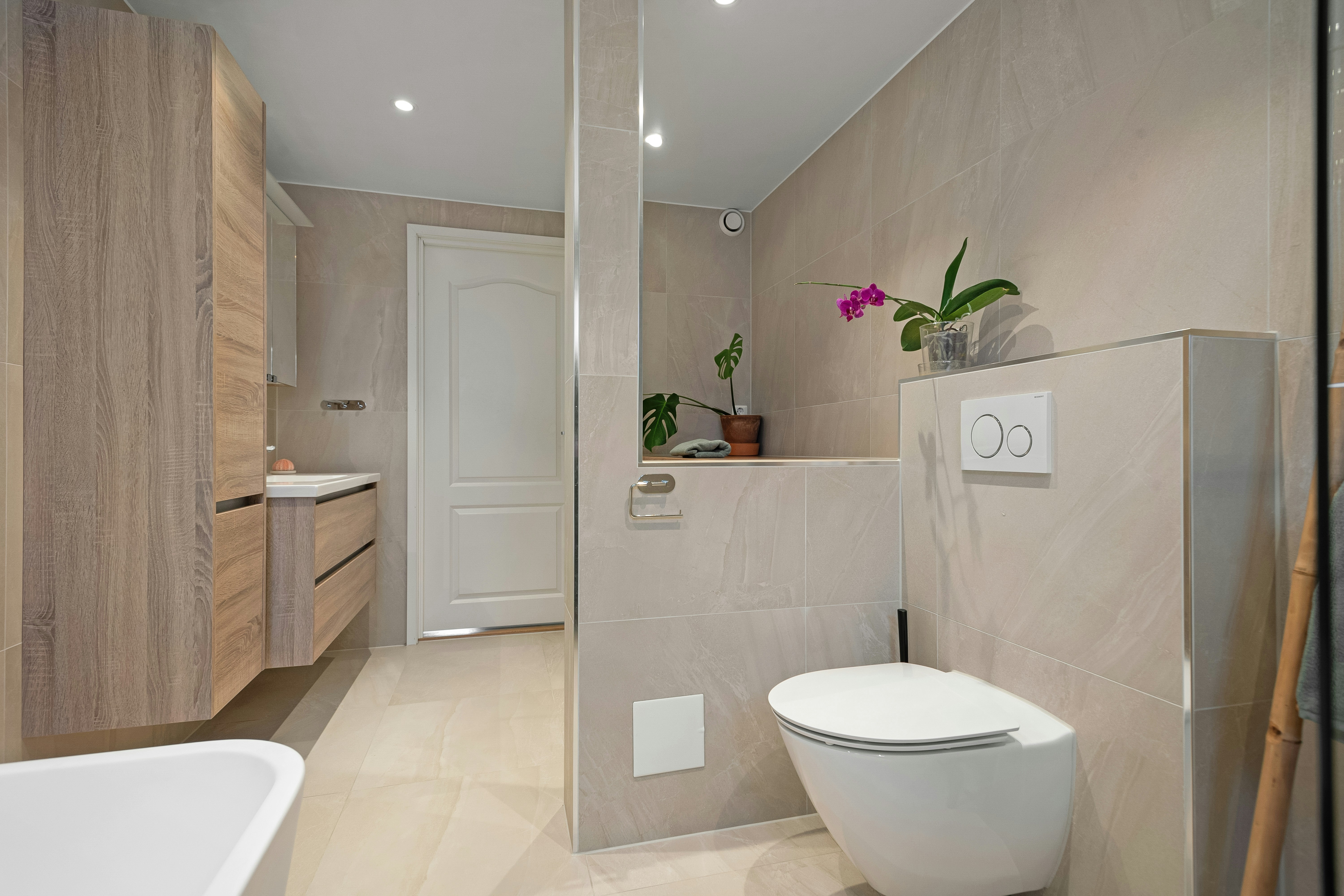 A bathroom with a toilet, sink, and bathtub